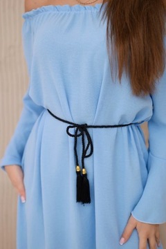 Niebieska sukienka wiązana w talii sznurkiem