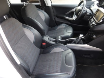 Peugeot 2008 I SUV Facelifting 1.2 PureTech 110KM 2016 Peugeot 2008 1.2 PureTech, Klima, Tempomat, zdjęcie 8