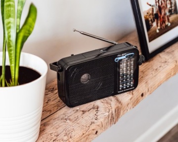 ПОРТАТИВНАЯ СТРОИТЕЛЬНАЯ РАДИО 230 В, С АККУМУЛЯТОРНЫМ РАБОТАНИЕМ