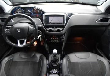 Peugeot 2008 I SUV Facelifting 1.2 PureTech 130KM 2019 Peugeot 2008 Crossway Kamera cofania Panorama Kubelkowe fotele 1.2, zdjęcie 4