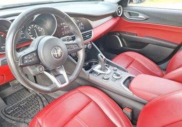 Alfa Romeo Giulia II Sedan Facelifting 2.0 Turbo 280KM 2021 Alfa Romeo Giulia 2.0 280KM 4x4 Q4 Czerwona Skora Kamera Szyberdach ElekrP, zdjęcie 8