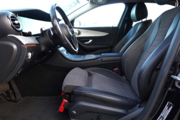 Mercedes Klasa E W213 Limuzyna Facelifting 2.0 E220d 194KM 2021 Mercedes-Benz Klasa E 4Matic Kamera Czujniki park Tempomat Asyst. mart, zdjęcie 9