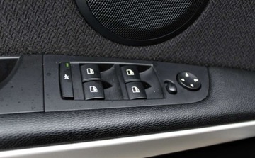 BMW Seria 3 E90-91-92-93 Limuzyna E90 320i 170KM 2009 BMW Seria 3 2.0 i Klimatyzacja automatyczna Podgrzewane fotele 1 rok gw, zdjęcie 20