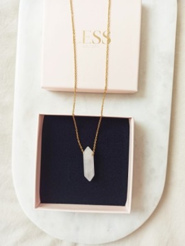 Ожерелье-амулет из сосульки из розового горного хрусталя