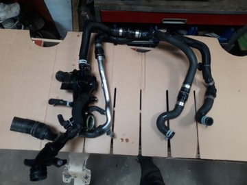 ТРУБКА ТЕРМОСТАТА КОРПУСА ПОДЪЕМНИКА TRAFIC III 2.0 DCI