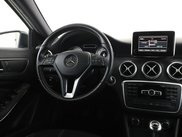 Mercedes Klasa A W176 Hatchback 5d 1.6 180 BlueEFFICIENCY 122KM 2014 Mercedes A 180 klimatyzacja półskóra kamera, zdjęcie 15