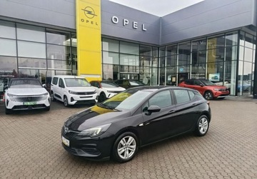 Opel Astra K Hatchback Facelifting 1.2 Turbo 110KM 2020 Opel Astra Pierwszy wlasciciel. Salon Polska 1.2 Benzyna 110KM