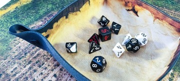 DICE TRAY TACKA NA KOŚCI RPG PRADAWNY ZWÓJ 22X22CM