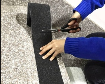 ЛЕНТА ПРОТИВОСКОЛЬЗЯЩАЯ 50/18 ДЛЯ ЛЕСТНИЦ, ЧЕРНАЯ, предупредительная, ПРОЧНАЯ ВНЕШНЯЯ