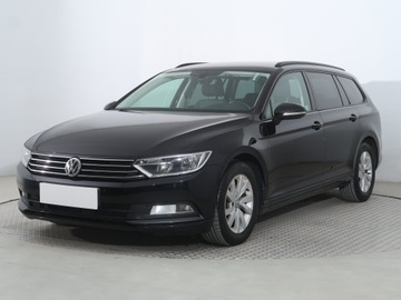 Volkswagen Passat B8 Variant 1.6 TDI BlueMotion SCR 120KM 2016 VW Passat 1.6 TDI, Salon Polska, Klima, zdjęcie 1