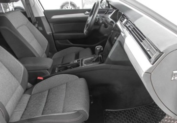 Volkswagen Passat B8 Variant Facelifting 2.0 TDI SCR 150KM 2023 Volkswagen Passat 2.0 TDI 150KM DSG Business Fotele Podgrzewane LED MATRIX, zdjęcie 12