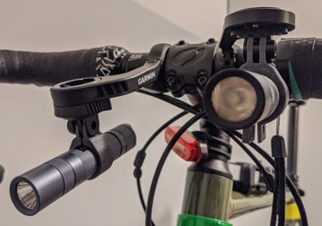Krótki uchwyt latarki Lumintop B01 kask mocowanie gopro
