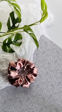 Атласная резинка для волос пудрово-розового цвета.