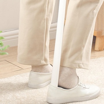 Очень длинная пластиковая магнитная присоска.