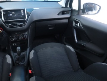 Peugeot 208 I Hatchback 5d Facelifting 1.2 PureTech 82KM 2015 Peugeot 208 1.2 PureTech, Salon Polska, Klima, zdjęcie 7