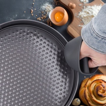 Силиконовая кухонная перчатка, защитная, термостойкая, с захватом серого цвета.