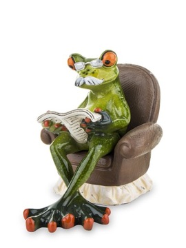 FIGURKA ŻABA DZIADEK CZYTAJĄCY GAZETĘ NA FOTELU
