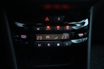 Peugeot 2008 I SUV Facelifting 1.2 PureTech 110KM 2018 Peugeot 2008 1.2 PureTech, Salon Polska, Automat, zdjęcie 15