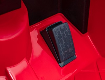 Красный автомобиль Maserati Ghibli