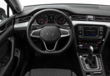 Volkswagen Passat B8 Variant Facelifting 2.0 TDI SCR 150KM 2023 Volkswagen Passat 2.0TDI 150KM DSG, Business, App Connect, Pakiet Zimowy,, zdjęcie 16