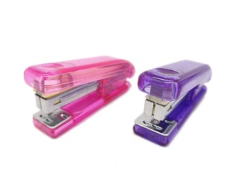 Маленький полупрозрачный канцелярский степлер, разные цвета.