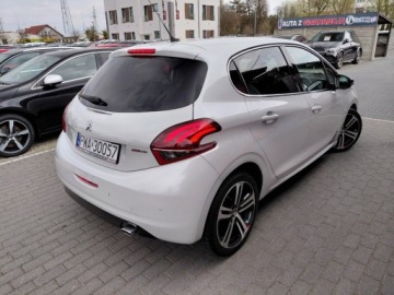 Peugeot 208 I Hatchback 5d Facelifting 1.2 PureTech 110KM 2016 Peugeot 208 GT Line Kamera Klimatronik PDC Sensor Alu 1.2 Benzyna 110KM, zdjęcie 6
