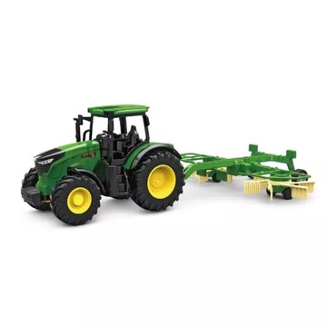 Traktor z maszyną rolniczą ZGRABIARKĄ