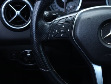 Mercedes Klasa A W176 Hatchback 5d 1.6 180 BlueEFFICIENCY 122KM 2013 Mercedes A A 180, Skóra, Xenon, Bi-Xenon, Klima, zdjęcie 18