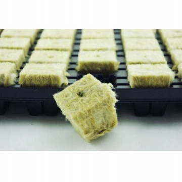 GRODAN МИНЕРАЛЬНАЯ ШЕРСТЬ В ПЛАСТИКОВОМ ТАКЕ, кубики 3,6x3,6xh4см - 77шт