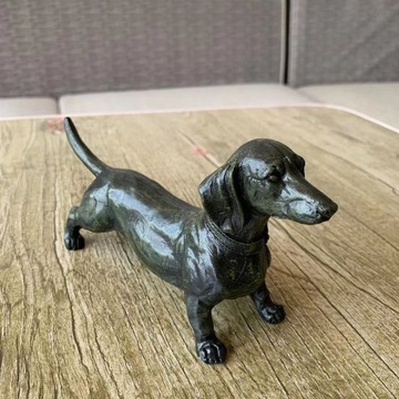 Фигурка собаки из смолы в виде таксы