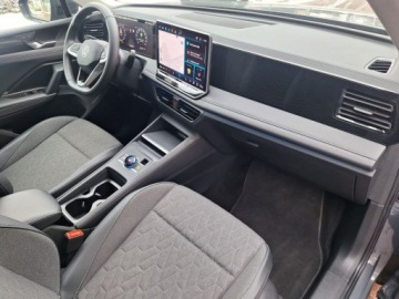 Volkswagen Tiguan II SUV Facelifting 1.5 TSI 150KM 2024 Volkswagen Tiguan serwis ASO 1.5TSI 150KM bezwypadkowy pakiety MatrixLED A, zdjęcie 13