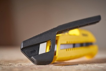 НОЖ СО ВСТРОЕННОЙ СИСТЕМОЙ ломания лезвия 18MM STANLEY FATMAX