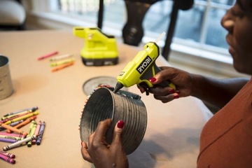 ГОРЯЧИЙ КЛЕЕВОЙ ПИСТОЛЕТ RYOBI 7MM RGLM18 +4Ah