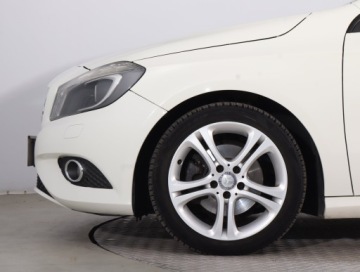 Mercedes Klasa A W176 Hatchback 5d 1.6 180 BlueEFFICIENCY 122KM 2013 Mercedes A A 180, Skóra, Xenon, Bi-Xenon, Klima, zdjęcie 13