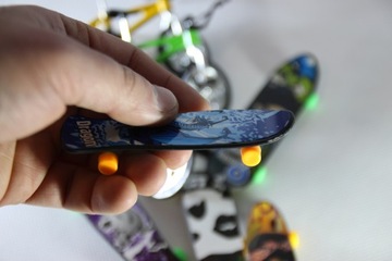 8. Фирменный фингерборд MINI SKATEBOARD.