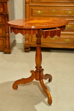 Кофейный столик BIEDERMEIER С ПЕРЕЛИВАЮЩЕЙСЯ СТОЛИЦЕЙ ок. 1830 г. Великолепно отреставрированный