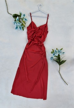 Satynowa czerwona sukienka midi z rozporkiem dopasowana XS S 34 36