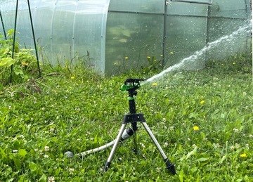 ИМПУЛЬСНЫЙ САДОВЫЙ ДОЖДЕВАТЕЛЬ НА ШТАТИВЕ, РЕГУЛИРУЕМЫЙ
