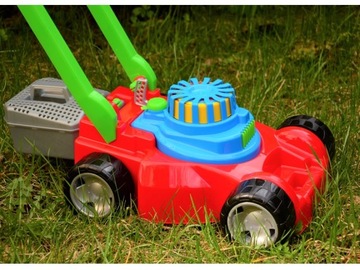 Красочная детская газонокосилка с корзиной.