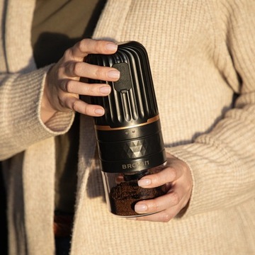 Электрическая кофемолка с жерновами и регулировкой.