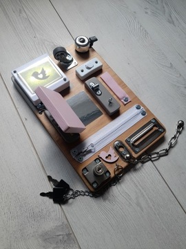 Tablica manipulacyjna mini 20x30 cm z drzwiczkami różowa