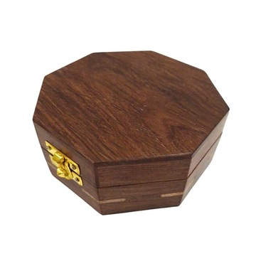 Эксклюзивный латунный магнитный компас в деревянной коробке.