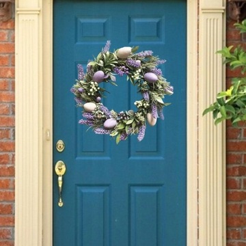 Пасхальный венок, висящий на входной двери Окнодла