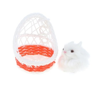 Фигурка-модель животного, сидящая в корзине