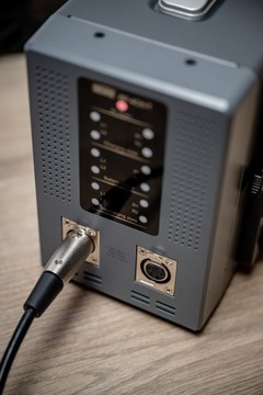 NEWELL BP-4CHT ЧЕТЫРЕХКАНАЛЬНОЕ ЗАРЯДНОЕ УСТРОЙСТВО V-MOUNT