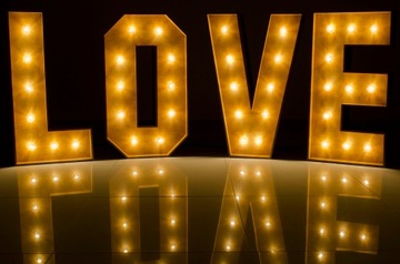 Drewniany napis LOVE malowany żarówki wesele 120cm