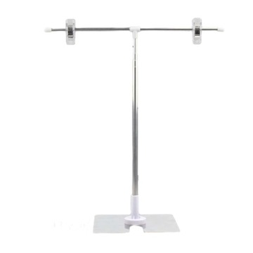 Regulowany stojak na plakaty z napisem T. Możliwość przesuwania klipsów. Wysokość od 28 cm do 93 cm
