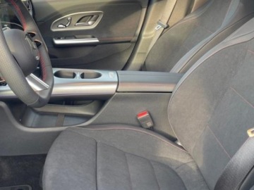 Mercedes CLA C118/X118 2025 MERCEDES-BENZ CLA 180 AMG Line Sedan 1.5 (136KM) 2025, zdjęcie 3