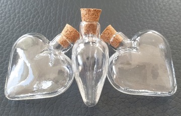 Стеклянная бутылка в форме сердца с пробкой.