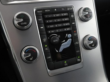 Volvo XC60 I SUV Facelifting 2.0 D4 DRIVE-E 190KM 2017 Volvo XC 60 Summum automat D4 skóra navi kamera, zdjęcie 27